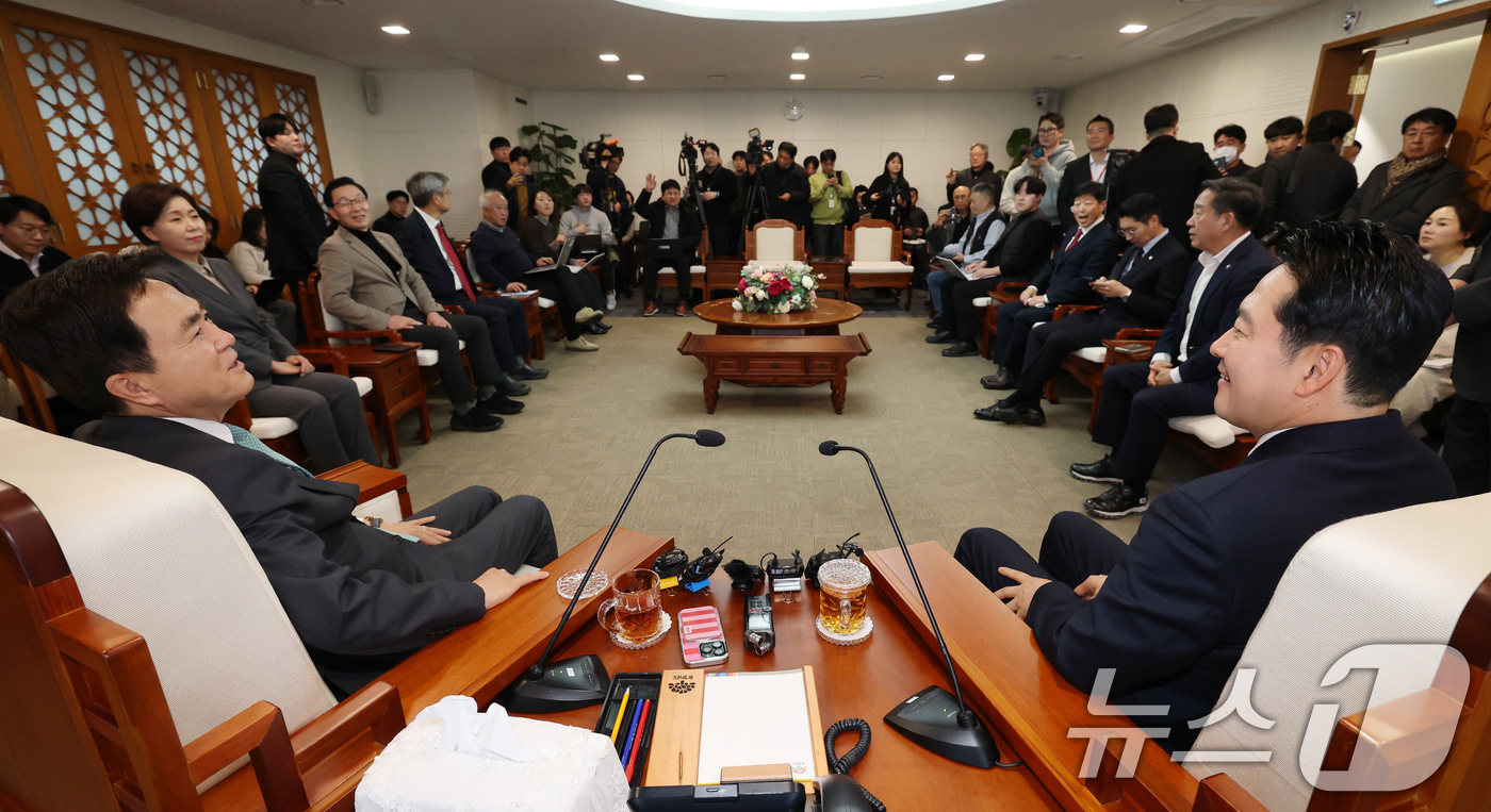 (홍성=뉴스1) 김기태 기자 = 김태흠 충남지사가 14일 오후 충남도청에서 장동혁 국민의힘 대표와 대전충남 행정통합 관련 정책협의에서 발언하고 있다. 2026.1.14/뉴스1