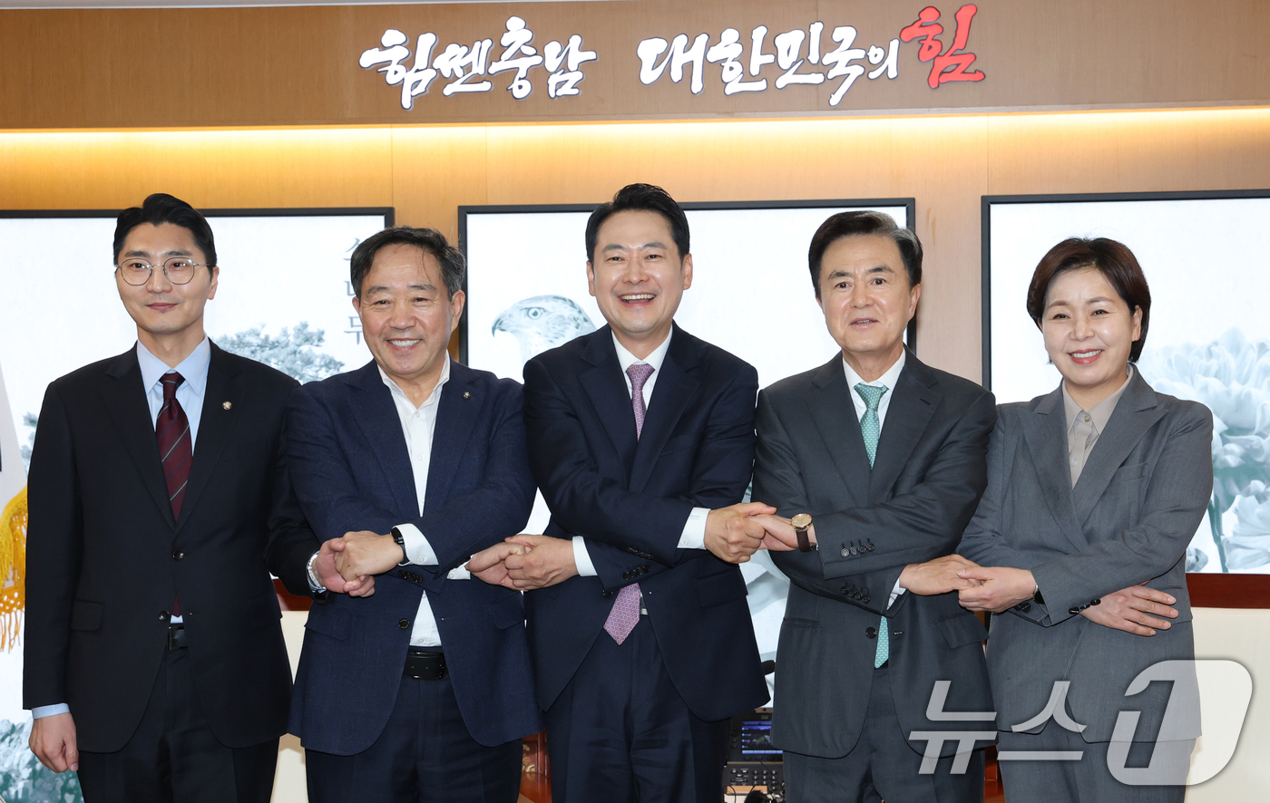 (홍성=뉴스1) 김기태 기자 = 장동혁 국민의힘 대표가 14일 오후 충남도청에서 김태흠 충남지사와 대전충남 행정통합 관련 정책협의에 앞서 악수하고 있다. 2026.1.14/뉴스1