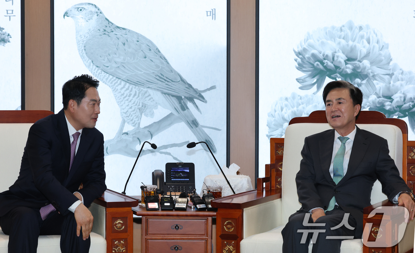 (홍성=뉴스1) 김기태 기자 = 김태흠 충남지사가 14일 오후 충남도청에서 장동혁 국민의힘 대표와 대전충남 행정통합 관련 정책협의에서 대화하고 있다. 2026.1.14/뉴스1