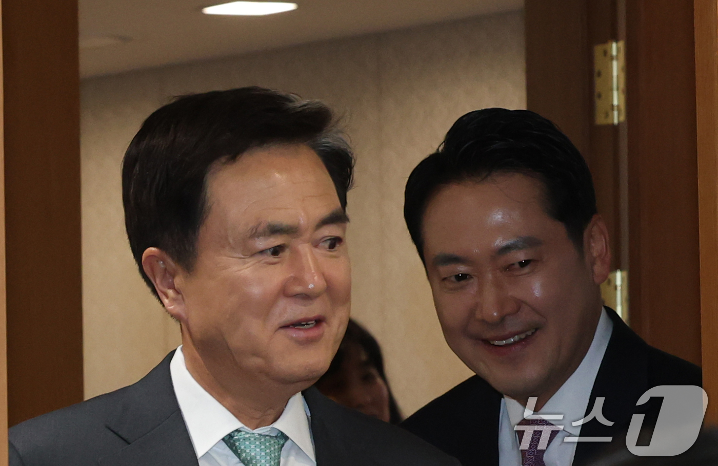 (홍성=뉴스1) 김기태 기자 = 김태흠 충남지사가 14일 오후 충남도청에서 장동혁 국민의힘 대표와 대전충남 행정통합 관련 정책협의에 참석하고 있다. 2026.1.14/뉴스1