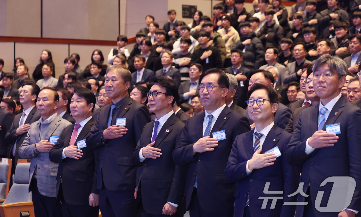 (서울=뉴스1) 김명섭 기자 = 김민석 국무총리, 한승구 대한건설단체총연합회장 등 참석자들이 14일 오후 서울 강남구 건설회관에서 열린 2026 건설인 신년인사회에서 국기에 대한 …