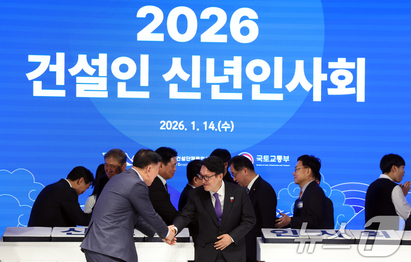 (서울=뉴스1) 김명섭 기자 = 김민석 국무총리가 14일 오후 서울 강남구 건설회관에서 열린 2026 건설인 신년인사회에서 참석자들과 인사를 하고 있다.  2026.1.14/뉴스1 …