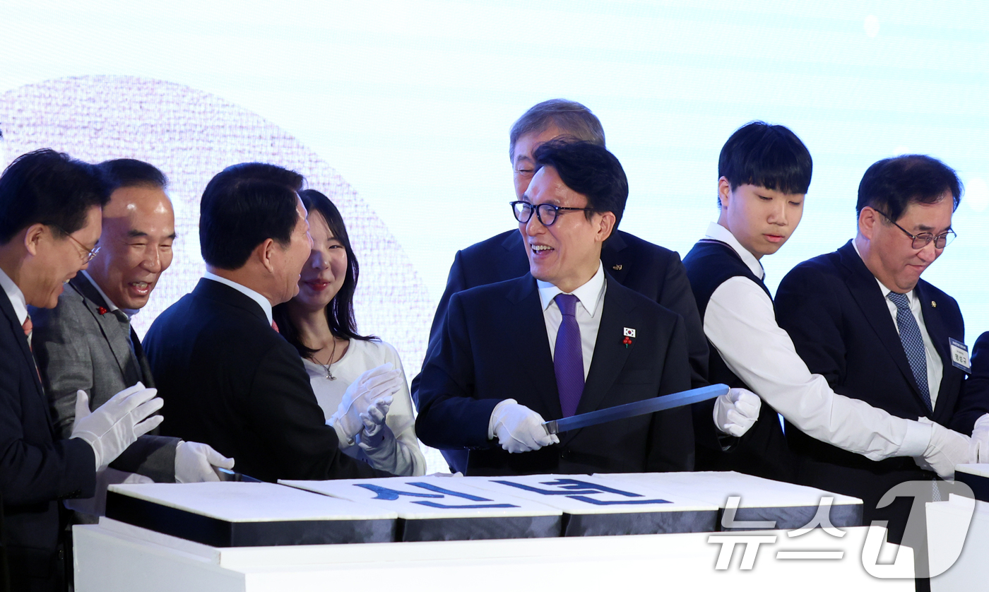 (서울=뉴스1) 김명섭 기자 = 김민석 국무총리, 한승구 대한건설단체총연합회장 등 참석자들이 14일 오후 서울 강남구 건설회관에서 열린 2026 건설인 신년인사회에서 떡을 자르고 …