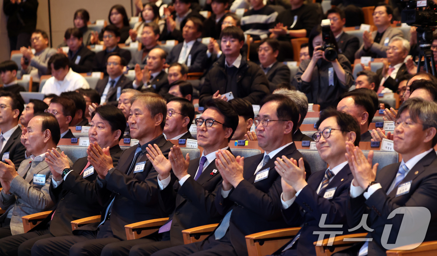 (서울=뉴스1) 김명섭 기자 = 김민석 국무총리, 한승구 대한건설단체총연합회장 등 참석자들이 14일 오후 서울 강남구 건설회관에서 열린 2026 건설인 신년인사회에서 홍보영상을 보 …