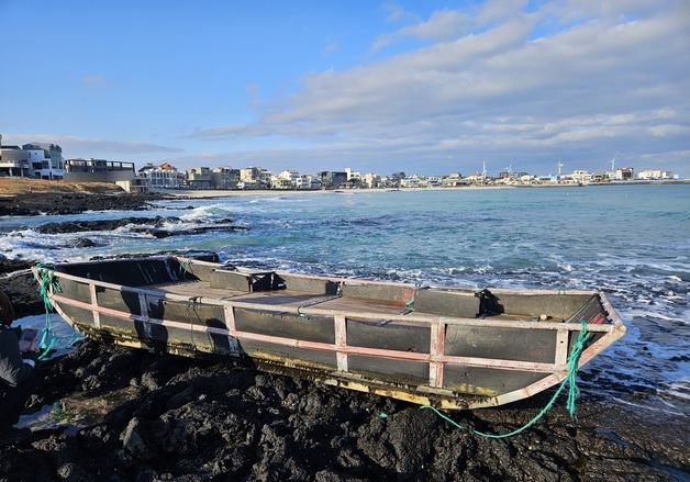 제주 해안가에 떠내려온 목선 더 있었다…"범죄 혐의점 없어"