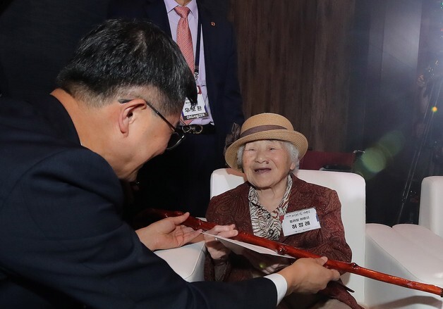 천안시, 올해부터 100세 어르신에 축하 선물