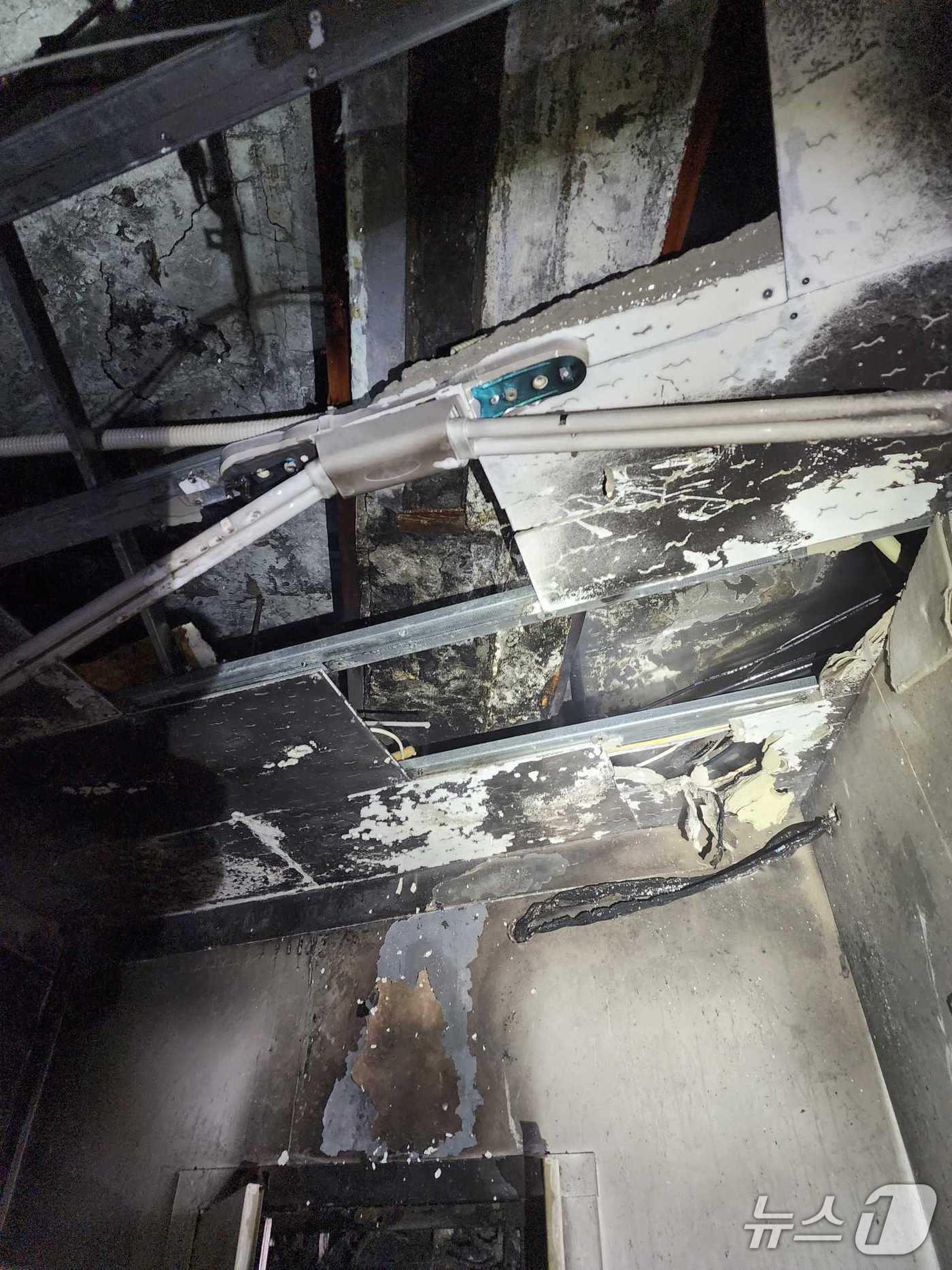 본문 이미지 - 춘천 효자동 건물 화재 현장.(강원도소방본부 제공, 재판매 및 DB금지)