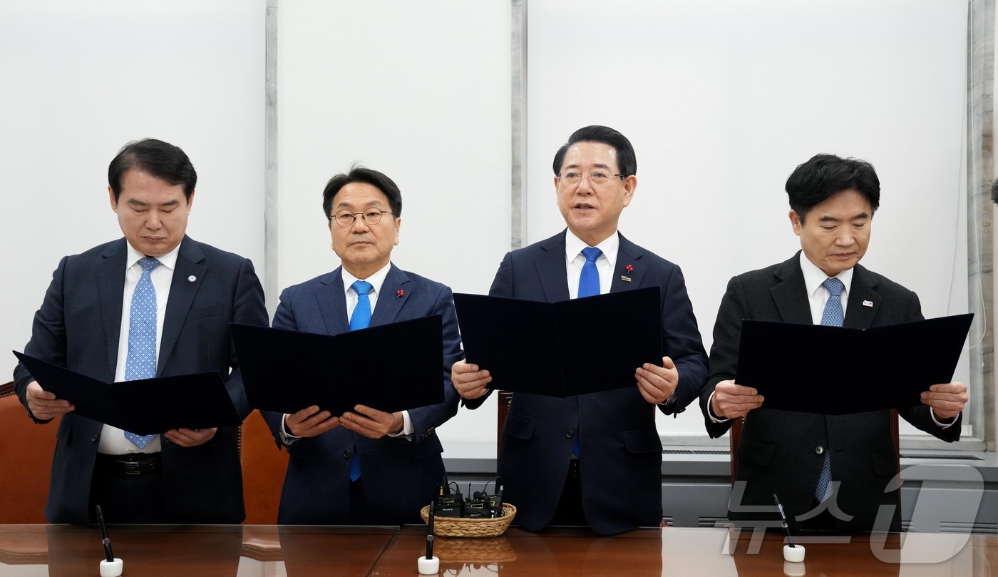 (무안=뉴스1) 전원 기자 = 김영록 전라남도지사가 14일 서울 국회의원회관에서 열린 ‘광주·전남 행정통합 시도지사-교육감 4자 회담’에 참석해 강기정 광주광역시장, 김대중 전남도 …