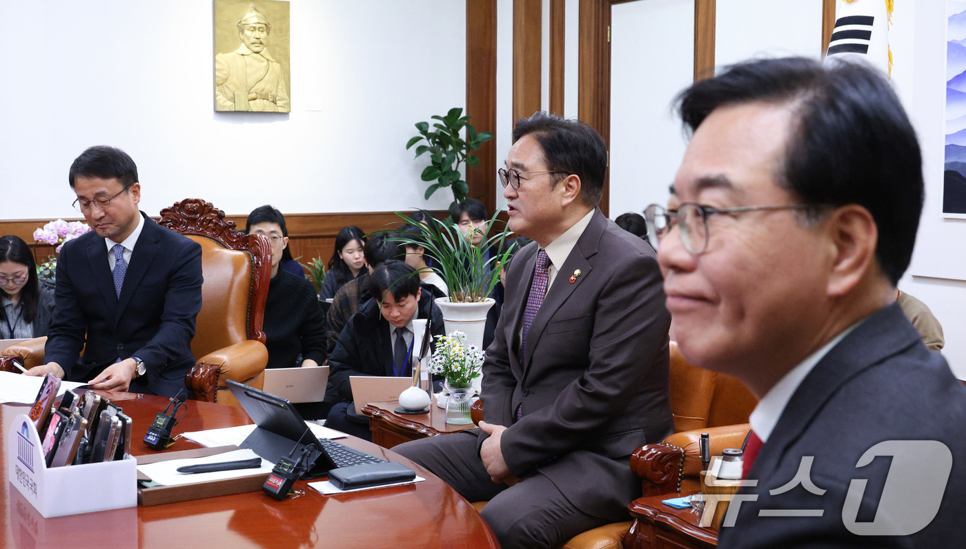 (서울=뉴스1) 신웅수 기자 = 우원식 국회의장(가운데)과 한병도 더불어민주당 원내대표(왼쪽), 송언석 국민의힘 원내대표가 14일 서울 여의도 국회 의장실에서 여야 원내대표 회동을 …