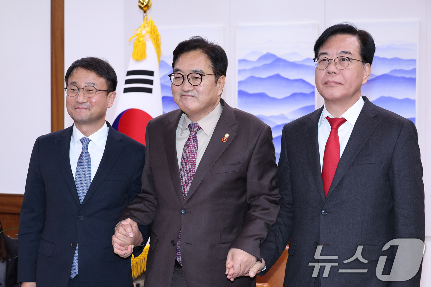 (서울=뉴스1) 신웅수 기자 = 우원식 국회의장(가운데)과 한병도 더불어민주당 원내대표(왼쪽), 송언석 국민의힘 원내대표가 14일 서울 여의도 국회 의장실에서 열린 여야 원내대표 …