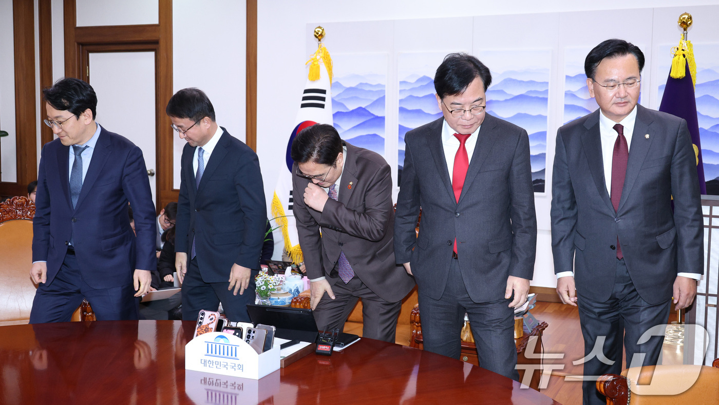 (서울=뉴스1) 신웅수 기자 = 우원식 국회의장(가운데)과 한병도 더불어민주당 원내대표, 송언석 국민의힘 원내대표가 14일 서울 여의도 국회 의장실에서 열린 여야 원내대표 회동에서 …