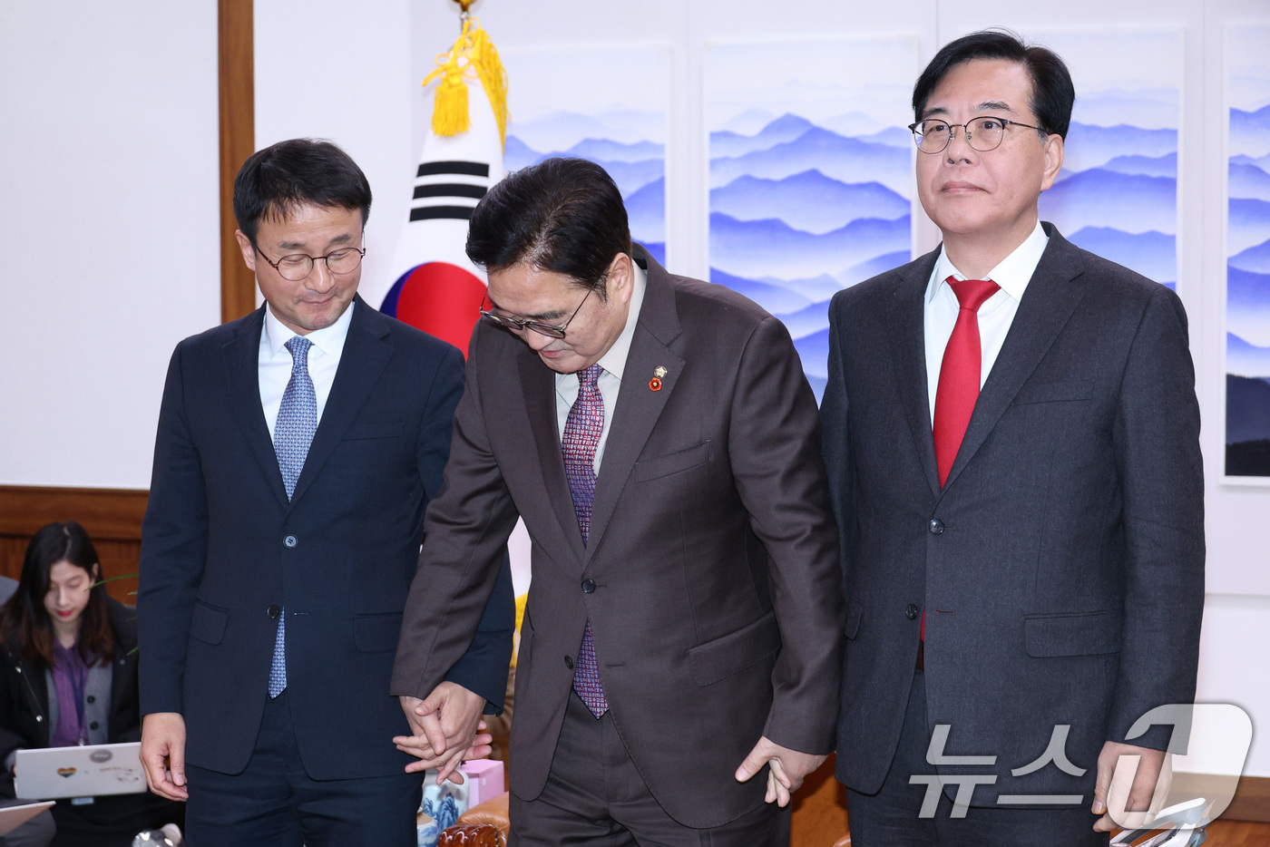 (서울=뉴스1) 신웅수 기자 = 우원식 국회의장(가운데)과 한병도 더불어민주당 원내대표(왼쪽), 송언석 국민의힘 원내대표가 14일 서울 여의도 국회 의장실에서 열린 여야 원내대표 …