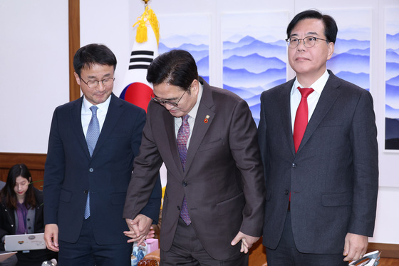 여야 원내대표와 손잡는 우원식 의장