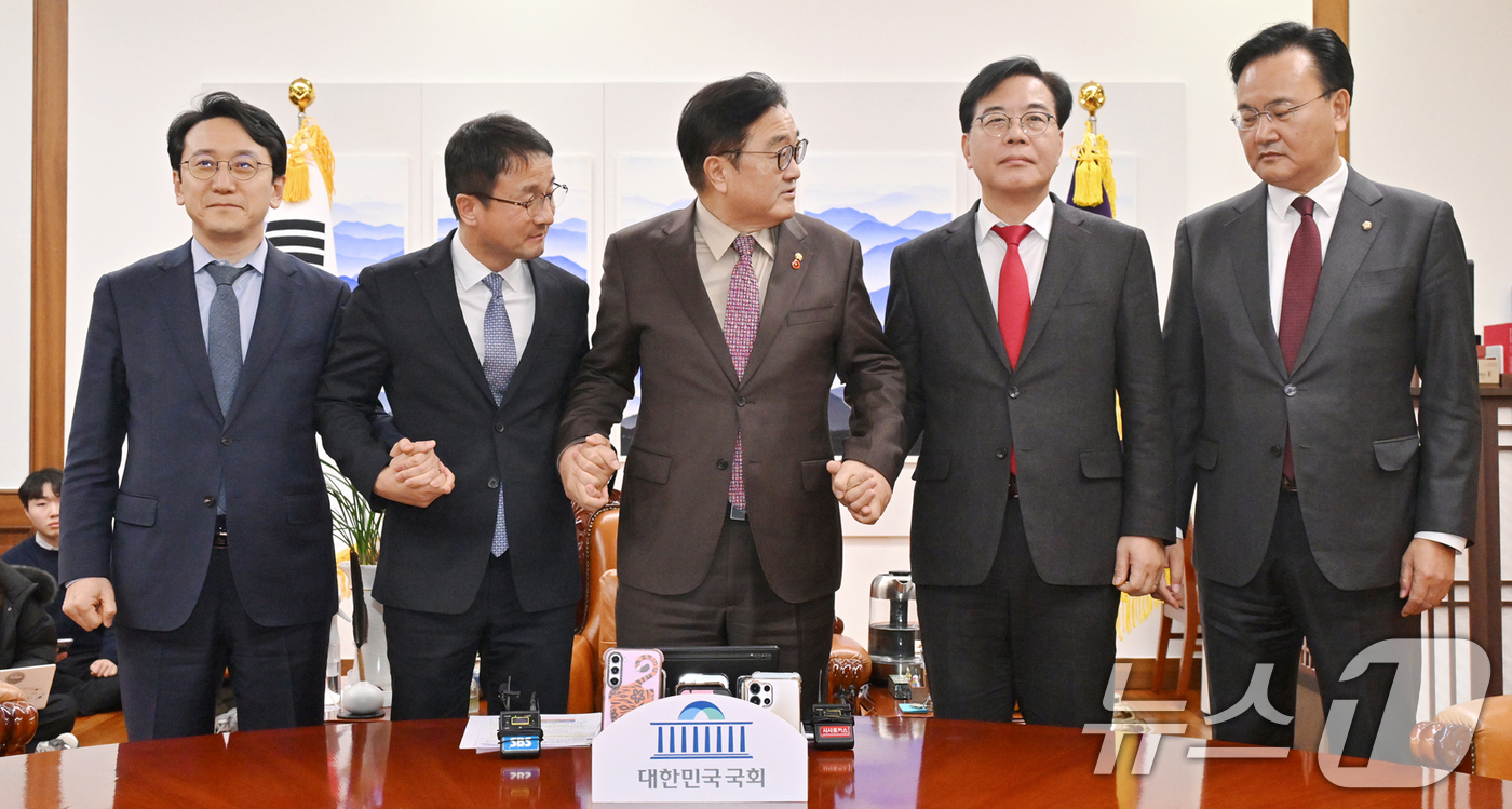 (서울=뉴스1) 신웅수 기자 = 우원식 국회의장(가운데)과 한병도 더불어민주당 원내대표, 송언석 국민의힘 원내대표 등이 14일 서울 여의도 국회 의장실에서 여야 원내대표 회동을 하 …