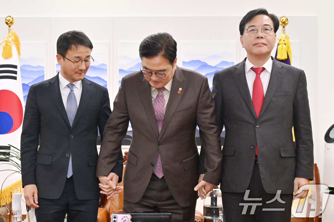 (서울=뉴스1) 신웅수 기자 = 우원식 국회의장(가운데)과 한병도 더불어민주당 원내대표(왼쪽), 송언석 국민의힘 원내대표가 14일 서울 여의도 국회 의장실에서 여야 원내대표 회동을 …