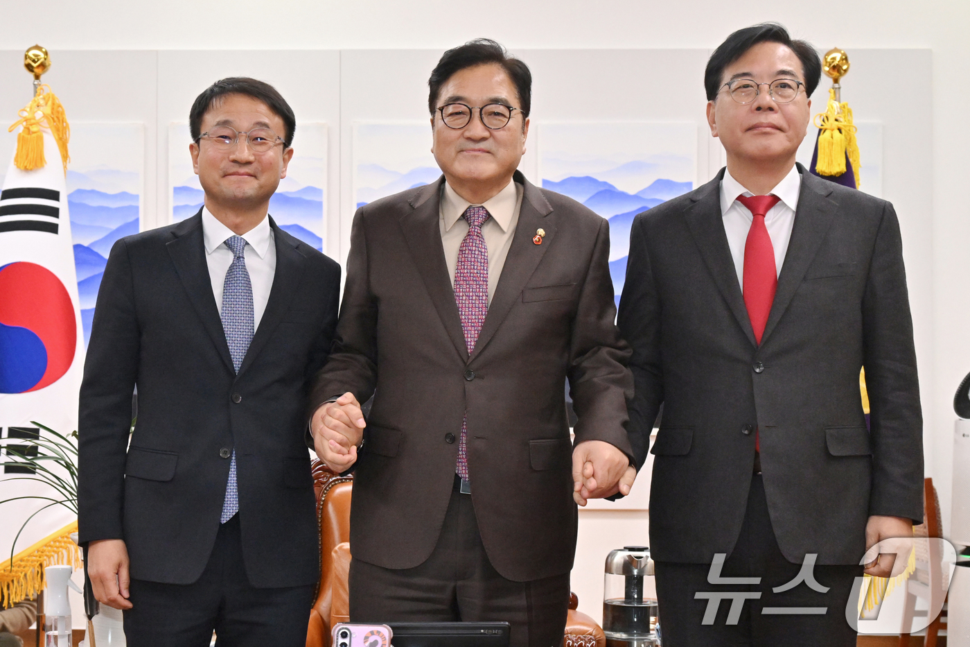 (서울=뉴스1) 신웅수 기자 = 우원식 국회의장(가운데)과 한병도 더불어민주당 원내대표(왼쪽), 송언석 국민의힘 원내대표가 14일 서울 여의도 국회 의장실에서 여야 원내대표 회동을 …