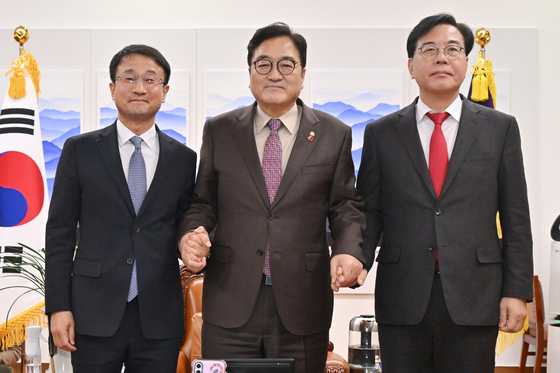 여야 원내대표와 기념촬영하는 우원식 의장