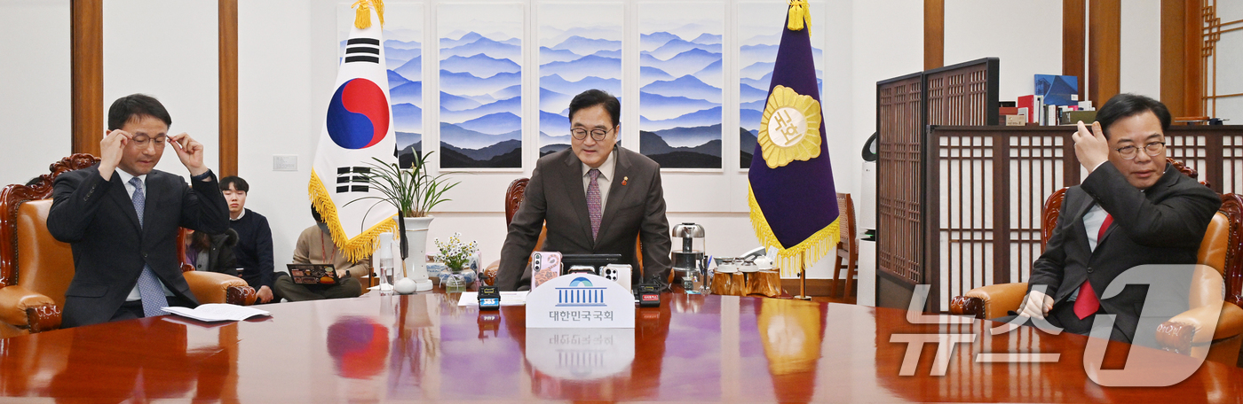 (서울=뉴스1) 신웅수 기자 = 우원식 국회의장(가운데)과 한병도 더불어민주당 원내대표(왼쪽), 송언석 국민의힘 원내대표가 14일 서울 여의도 국회 의장실에서 여야 원내대표 회동을 …