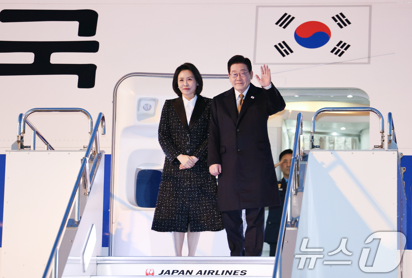 (오사카(일본)=뉴스1) 이재명 기자 = 일본 순방 일정을 마친 이재명 대통령과 김혜경 여사가 14일 오사카 간사이 국제공항에서 공군1호기에 올라 환송객들에게 인사하고 있다. 20 …