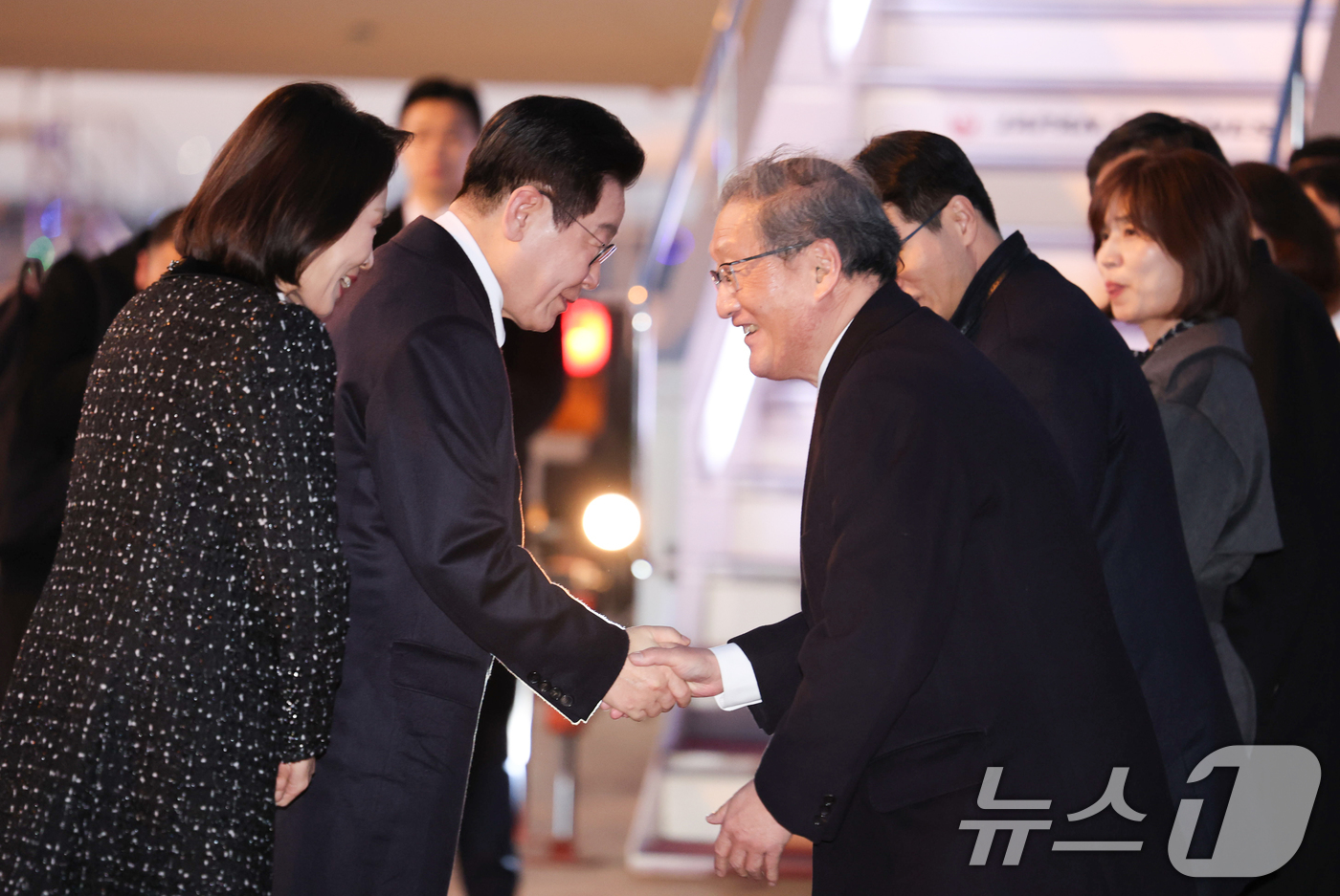 (오사카(일본)=뉴스1) 이재명 기자 = 일본 순방 일정을 마친 이재명 대통령과 김혜경 여사가 14일 오사카 간사이 국제공항에서 환송객들과 인사를 나누고 있다. 2026.1.14/ …