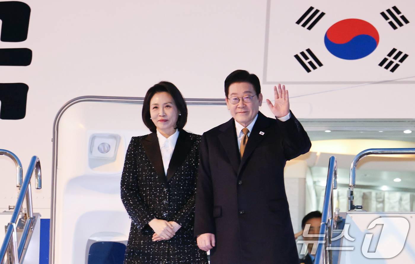 (오사카(일본)=뉴스1) 이재명 기자 = 일본 순방 일정을 마친 이재명 대통령과 김혜경 여사가 14일 오사카 간사이 국제공항에서 공군1호기에 올라 환송객들에게 인사하고 있다. 20 …