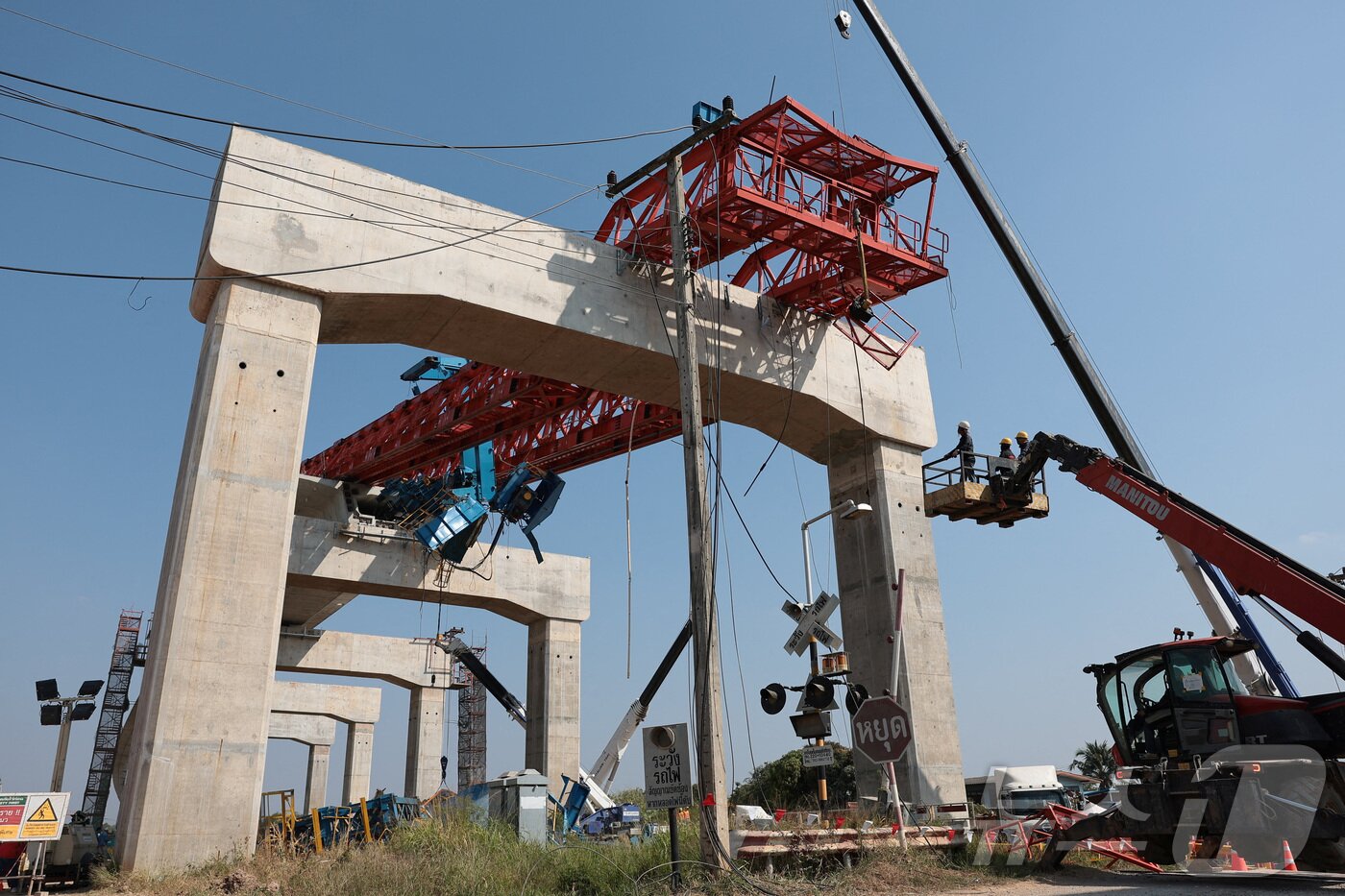 본문 이미지 - 14일(현지시간) 태국 나콘랏차시마주 시키우에서 건설용 크레인이 무너져 열차 객차 위로 떨어지면서 열차가 탈선해 여러 명이 사망한 사고 현장에서 관계자들이 수습 작업을 하고 있다. 2026.01.14. ⓒ 로이터=뉴스1 ⓒ News1 이정환 기자