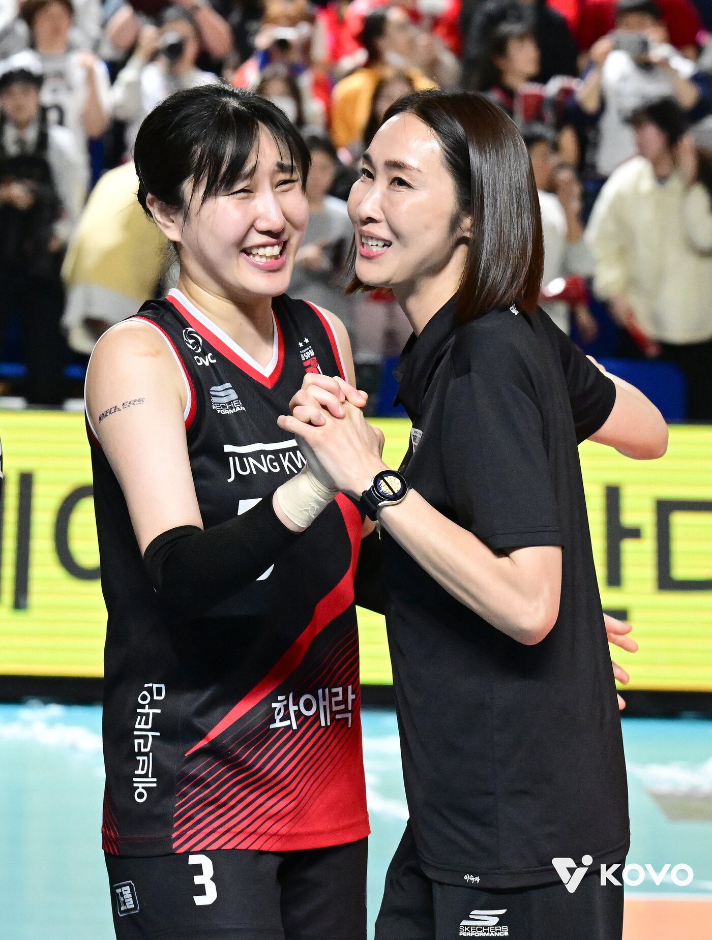 본문 이미지 - 이숙자 여자 배구 대표팀 코치(오른쪽). (KOVO 제공)