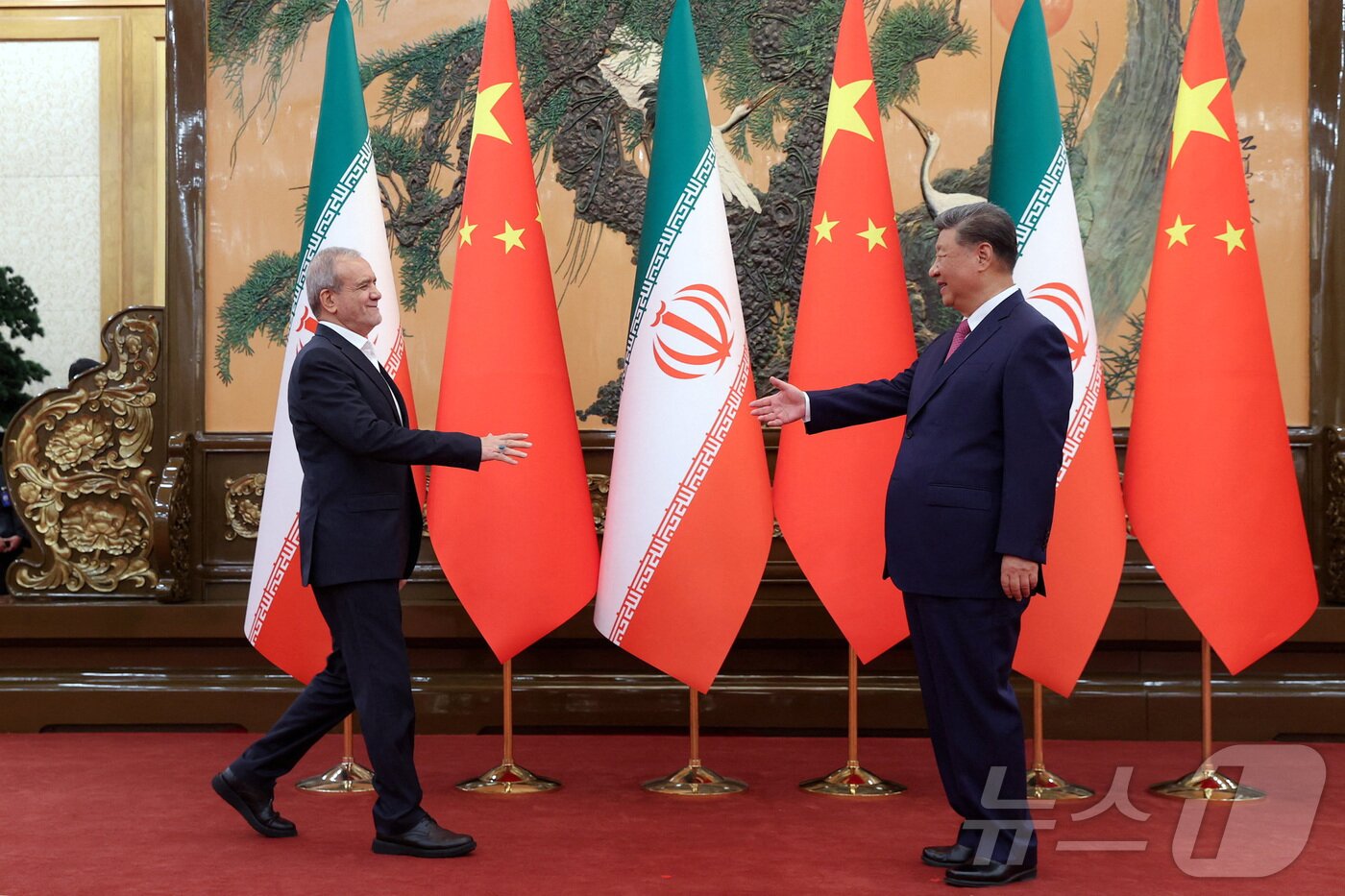 본문 이미지 - 2025년 9월 2일 중국 베이징에서 시진핑 중국 국가주석(오른쪽)과 마수드 페제시키안 이란 대통령이 회담하는 모습. 2025.09.02 ⓒ 로이터=뉴스1
