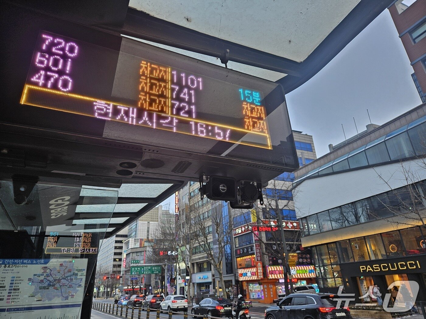 본문 이미지 - 서울 시내버스 파업이 이어지고 있는 가운데 서울 종로구 종각역 인근 버스정류장 모습. 2026.1.14/뉴스1 ⓒ News1 유채연 기자