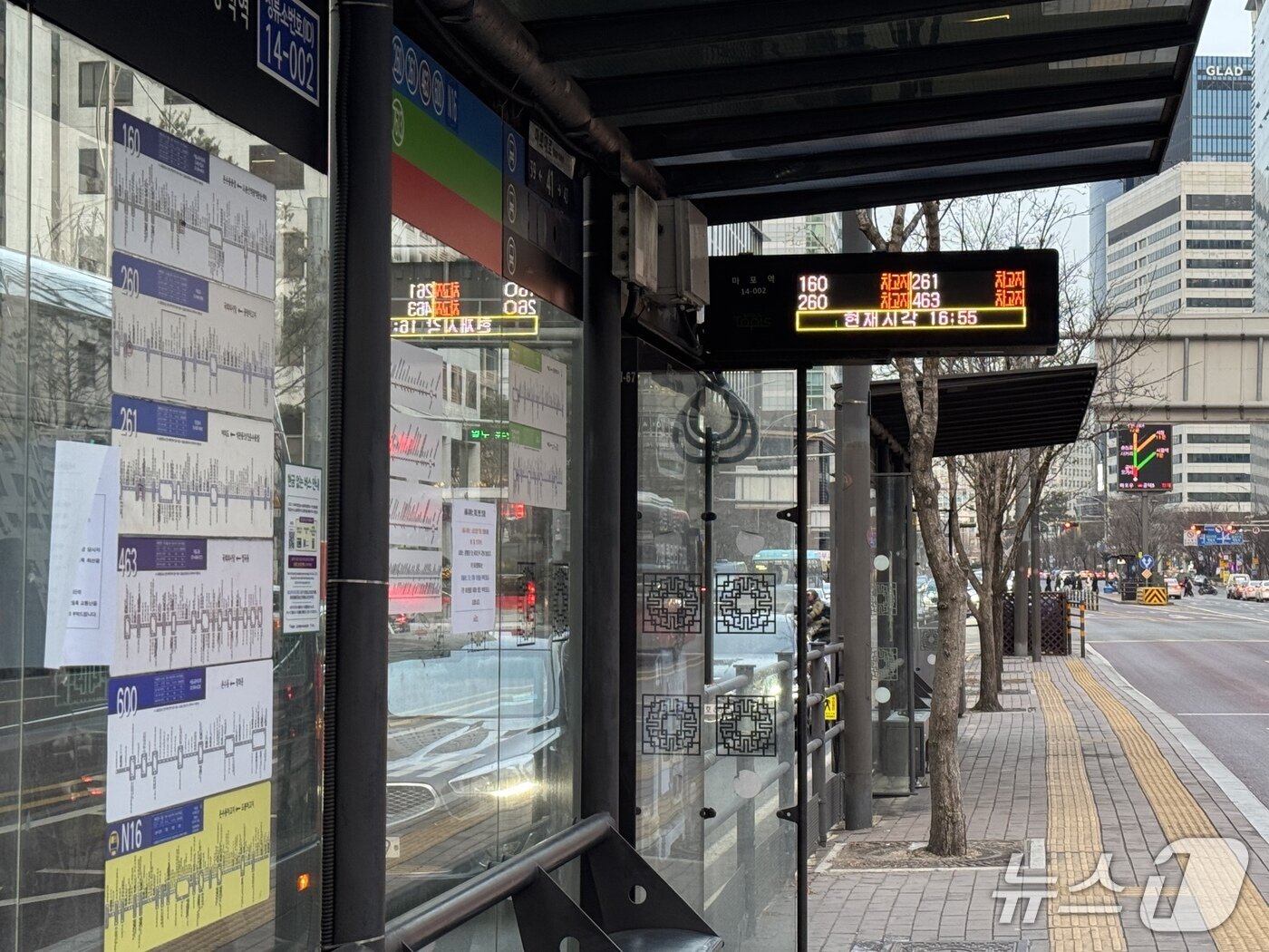 본문 이미지 - 서울 시내버스 파업이 이어지고 있는 가운데 서울 마포구 마포역 인근 버스정류장 모습. 2026.1.14/뉴스1 ⓒ News1 권준언 기자