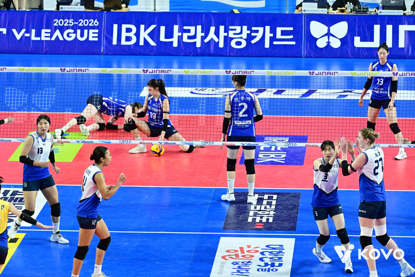 본문 이미지 - 판정 논란이 나온 IBK기업은행과 현대건설의 경기 장면. (KOVO 제공)