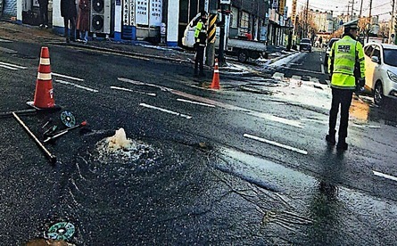 원주시 학성동 상수관로 파열…"단수 가능성·도로 결빙 주의"