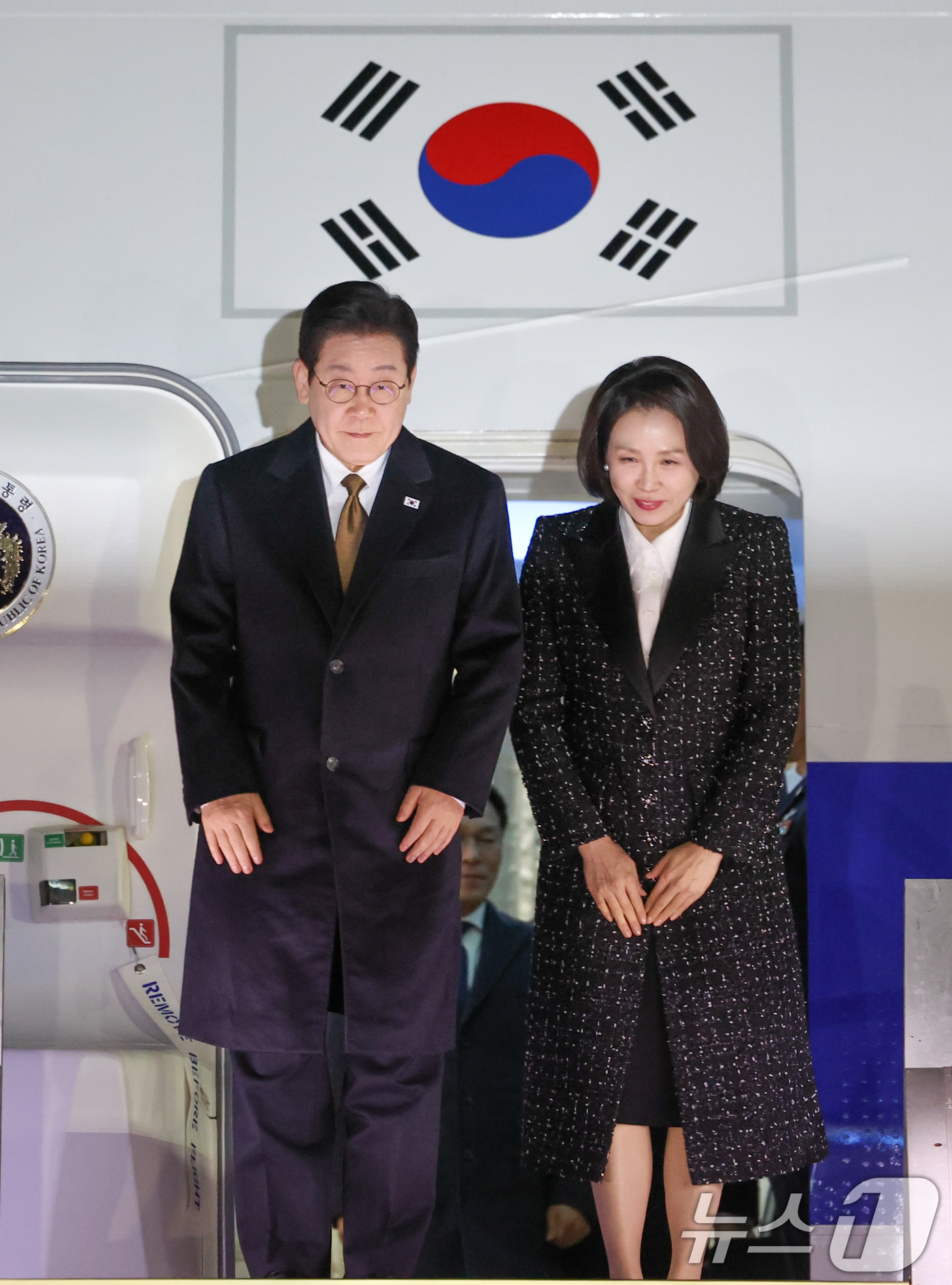 (성남=뉴스1) 이재명 기자 = 일본 순방 일정을 마친 이재명 대통령과 김혜경 여사가 14일 경기 성남 서울공항에 도착해 환영객들에게 인사하고 있다. 2026.1.14/뉴스1