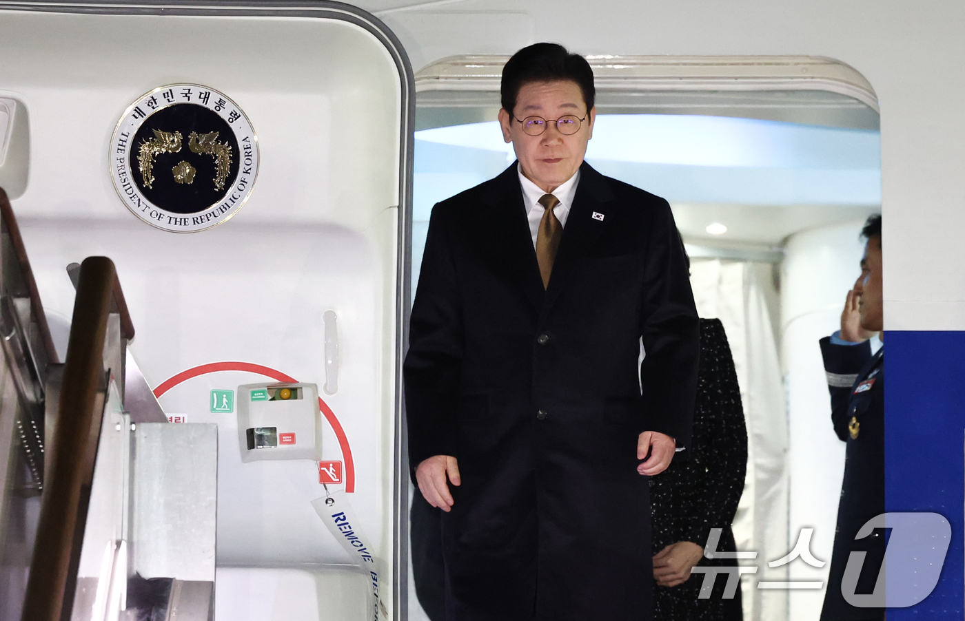 (성남=뉴스1) 이재명 기자 = 일본 순방 일정을 마친 이재명 대통령이 14일 경기 성남 서울공항에 도착해 공군1호기에서 내려오고 있다. 2026.1.14/뉴스1