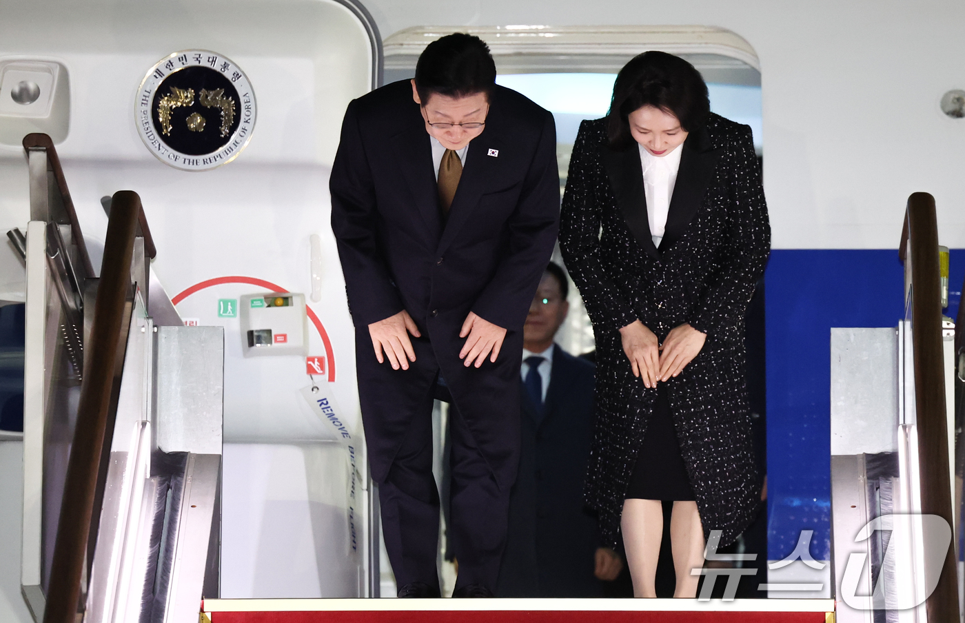 (성남=뉴스1) 이재명 기자 = 일본 순방 일정을 마친 이재명 대통령과 김혜경 여사가 14일 경기 성남 서울공항에 도착해 환영객들에게 인사하고 있다. 2026.1.14/뉴스1