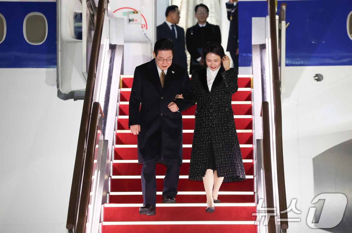 (성남=뉴스1) 이재명 기자 = 일본 순방 일정을 마친 이재명 대통령과 김혜경 여사가 14일 경기 성남 서울공항에 도착해 공군1호기에서 내려오고 있다. 2026.1.14/뉴스1