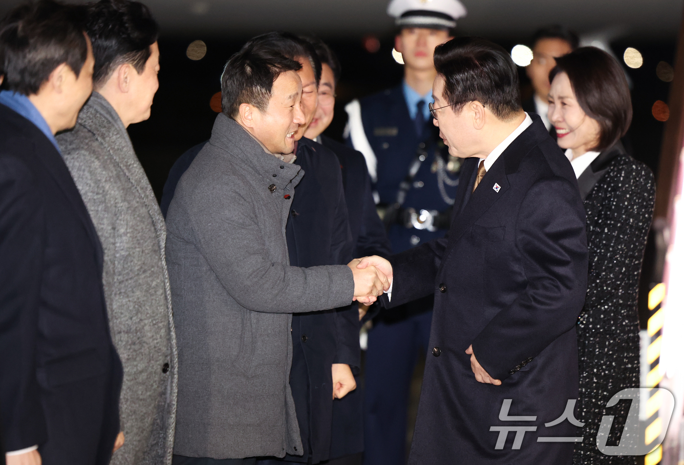 (성남=뉴스1) 이재명 기자 = 일본 순방 일정을 마친 이재명 대통령이 14일 경기 성남 서울공항에 도착해 한병도 더불어민주당 신임 원내대표와 인사하고 있다. 2026.1.14/뉴 …