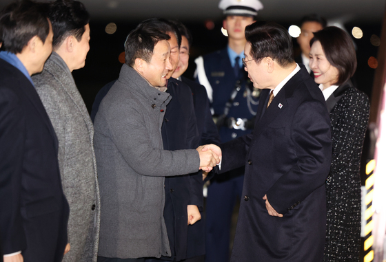 한병도 신임 원내대표와 인사하는 이재명 대통령