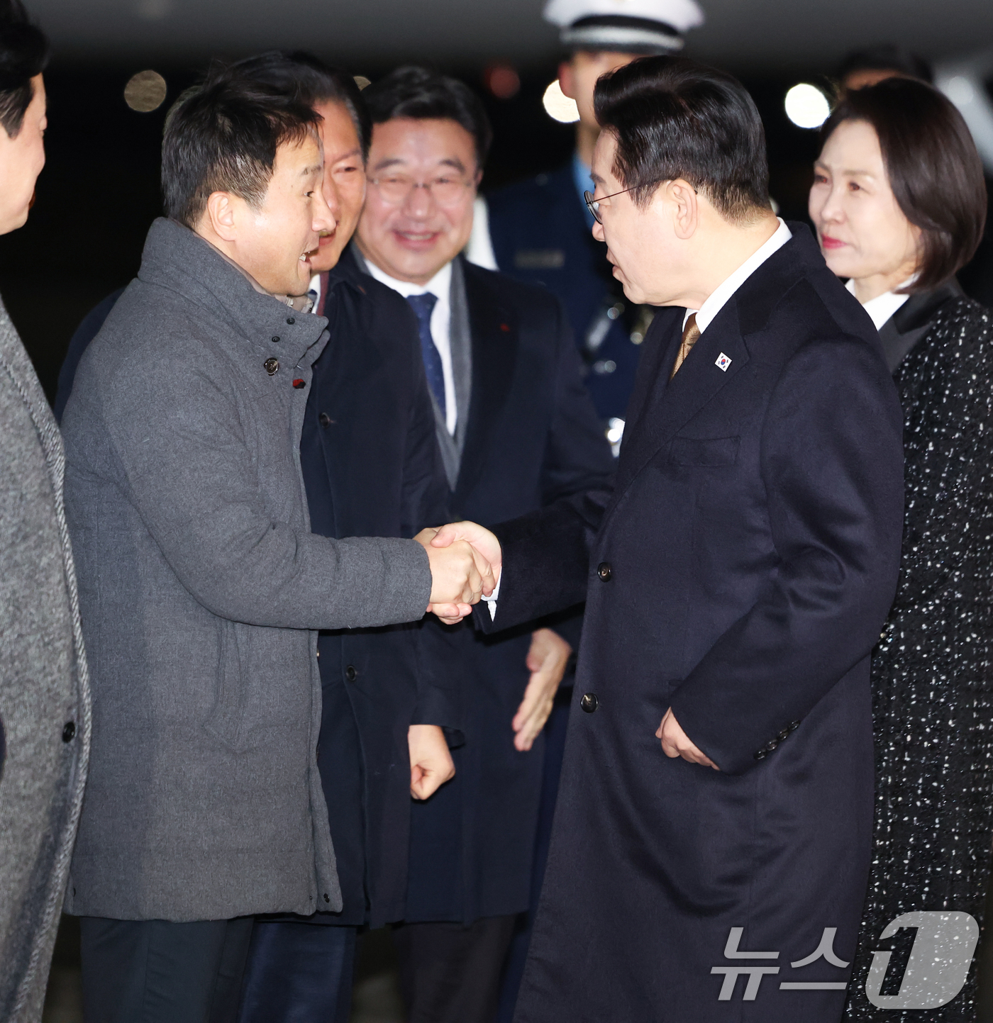 (성남=뉴스1) 이재명 기자 = 일본 순방 일정을 마친 이재명 대통령이 14일 경기 성남 서울공항에 도착해 한병도 더불어민주당 신임 원내대표와 인사하고 있다. 2026.1.14/뉴 …