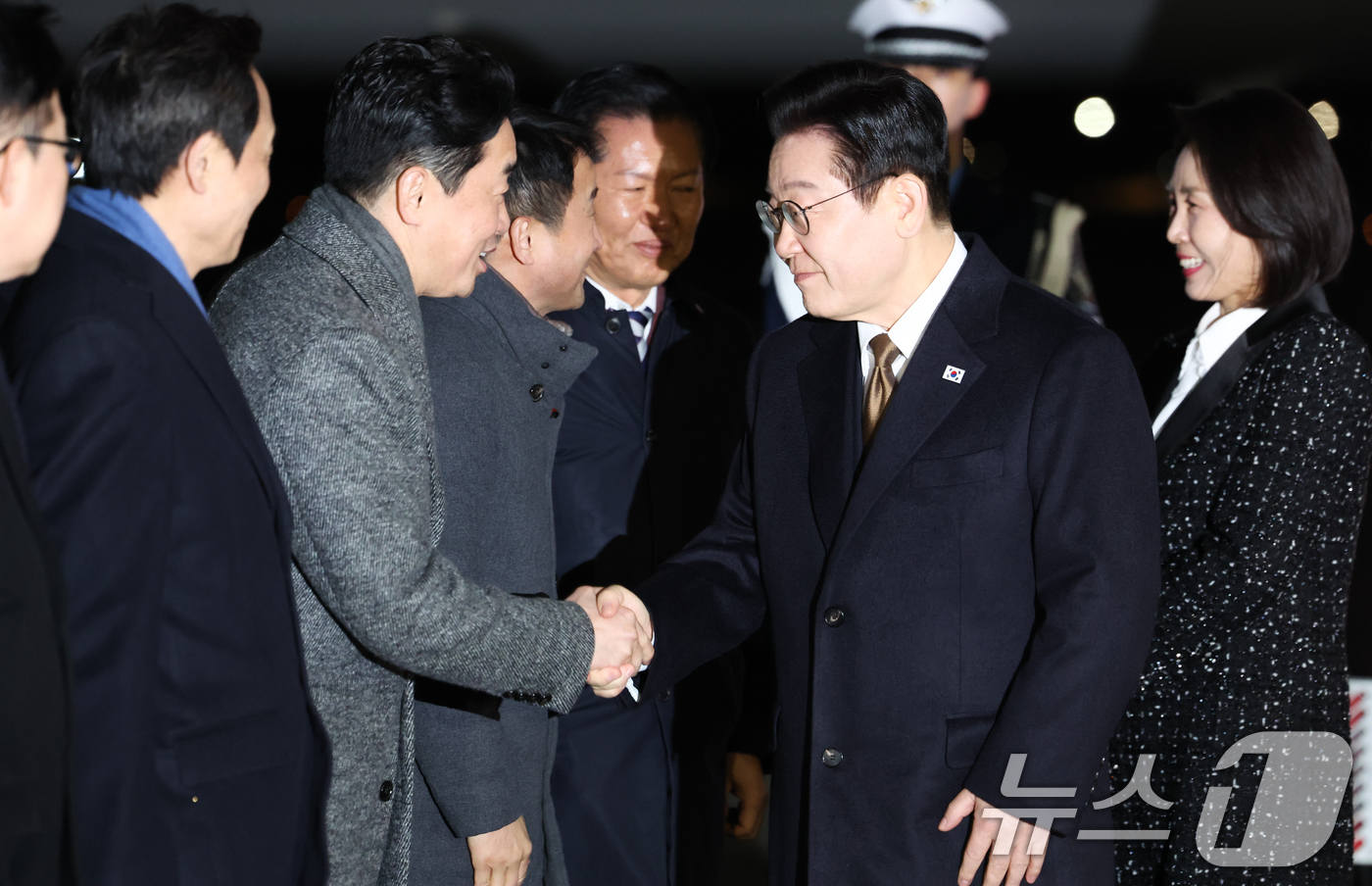 (성남=뉴스1) 이재명 기자 = 일본 순방 일정을 마친 이재명 대통령이 14일 경기 성남 서울공항에 도착해 강훈식 비서실장과 인사하고 있다. 2026.1.14/뉴스1