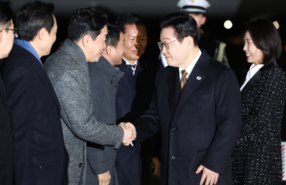 강훈식 비서실장과 인사하는 이재명 대통령