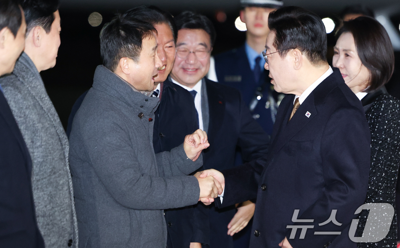 (성남=뉴스1) 이재명 기자 = 일본 순방 일정을 마친 이재명 대통령이 14일 경기 성남 서울공항에 도착해 한병도 더불어민주당 신임 원내대표와 인사하고 있다. 2026.1.14/뉴 …