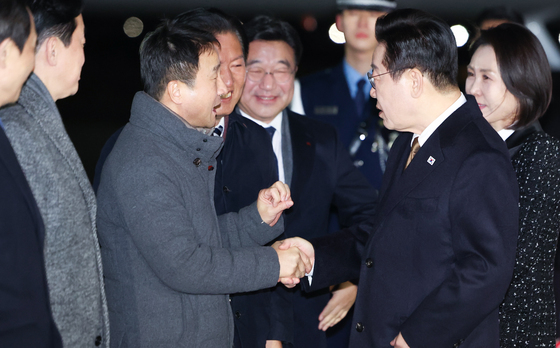 한병도 신임 원내대표와 인사하는 이재명 대통령