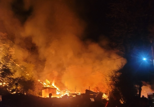 영천 화산면 주택 화재 백학산으로 번져…소방 당국 "진화 중"