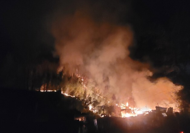 영천 화산면 주택 화재 백학산으로 번져…소방 당국 "진화 중"(종합)