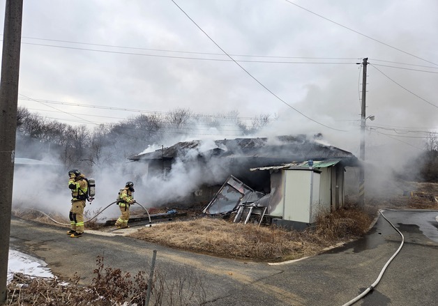 천안 단독주택서 불…주택 전소·90대 거주자 구조