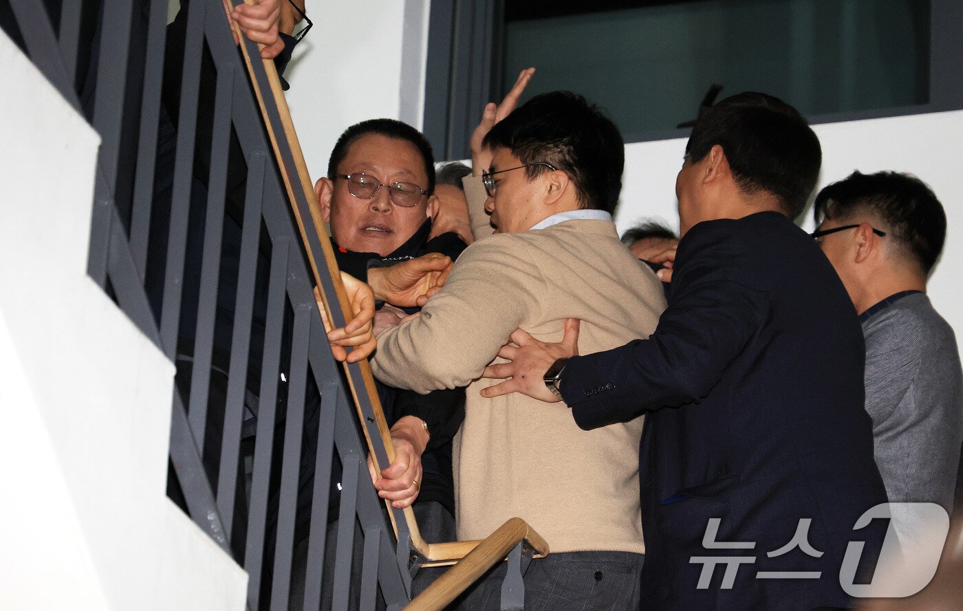본문 이미지 - 14일 서울지방노동위원회에서 열린 특별조정위원회 2차 사후 조정회의에서 박점곤 서울시버스노동조합 위원장이 회의장을 나서자 서울시버스운송사업조합 관계자들이 이를 막고있다. 2026.1.14/뉴스1 ⓒ News1 이호윤 기자