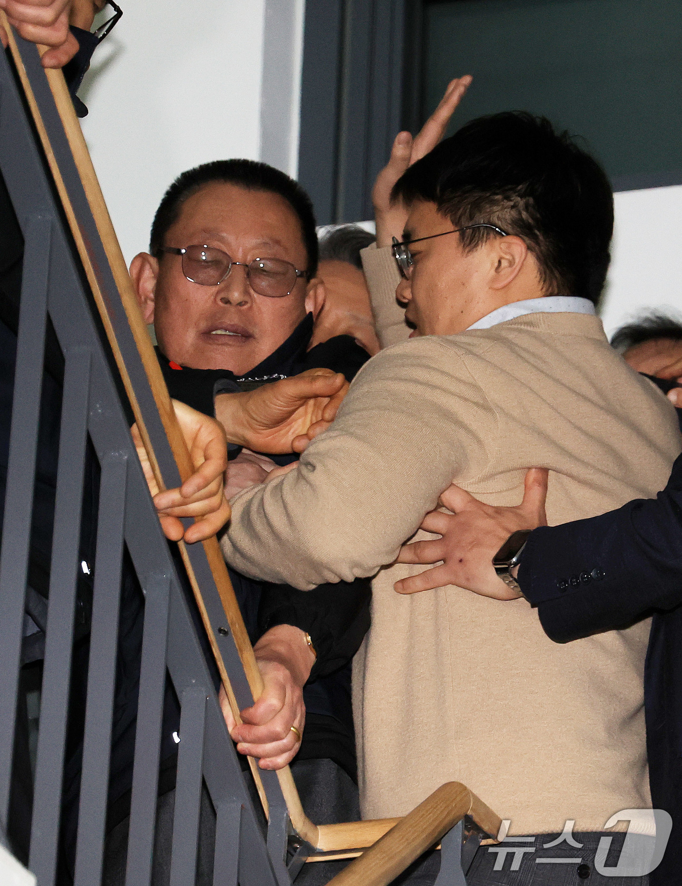 (서울=뉴스1) 이호윤 기자 = 14일 서울지방노동위원회에서 열린 특별조정위원회 2차 사후 조정회의에서 박점곤 서울시버스노동조합 위원장이 회의장을 나서자 서울시버스운송사업조합 관계 …