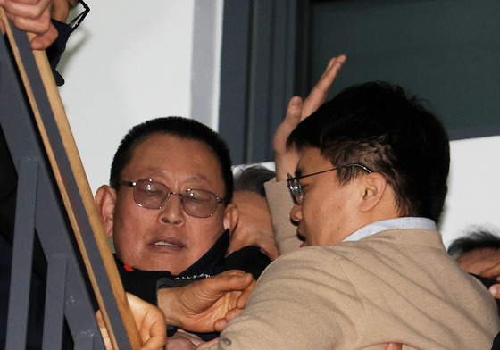 서울 버스 노사, '마감 통보시간' 넘겨 줄다리기 지속