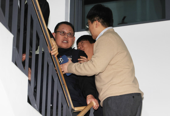 회의장 떠나려는 버스 노조, 만류하는 사측